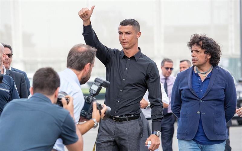 El portugués Cristiano Ronaldo llegando a una rueda de prensa en la nueva sede del Juventus en Via Druento