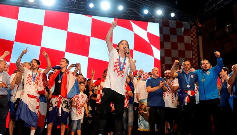 Los miembros del equipo nacional de fútbol de Croacia celebran junto con sus seguidores a su llegada a Zagreb
