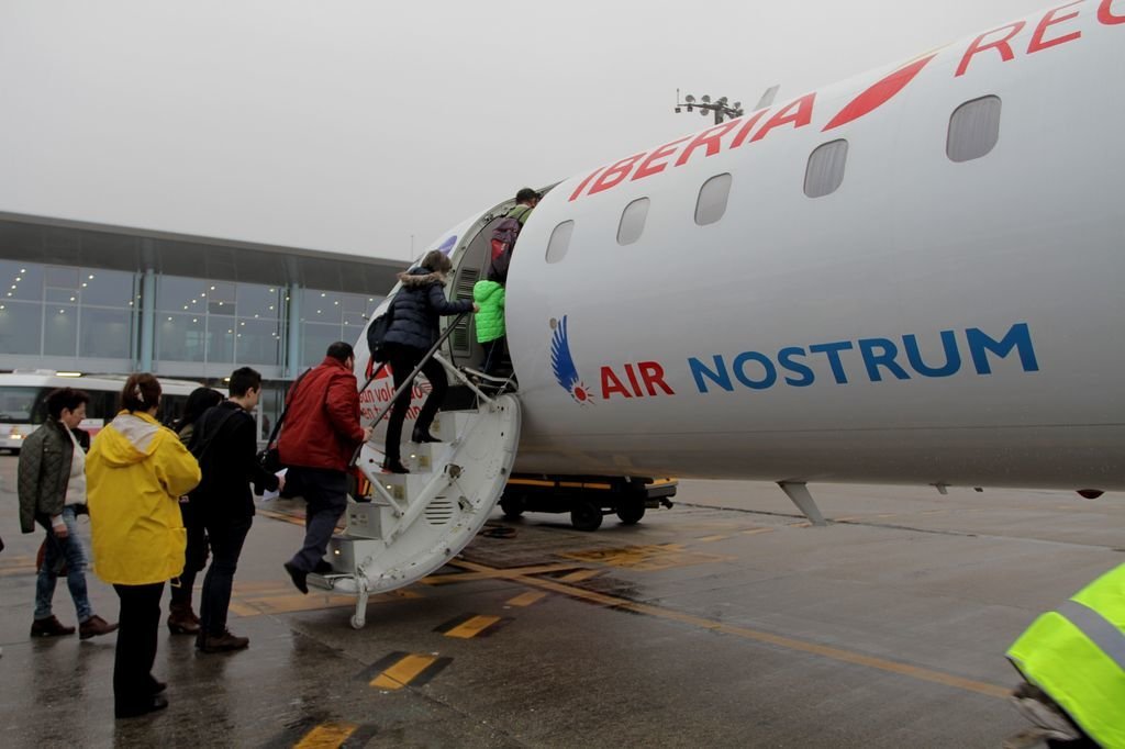 Vigo recupera el vuelo de Londres, en la imagen embarque en marzo de 2015.