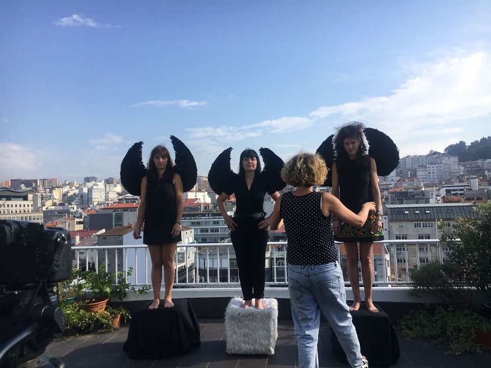 Heroínas, como ángeles negros sobre el cielo de Vigo.