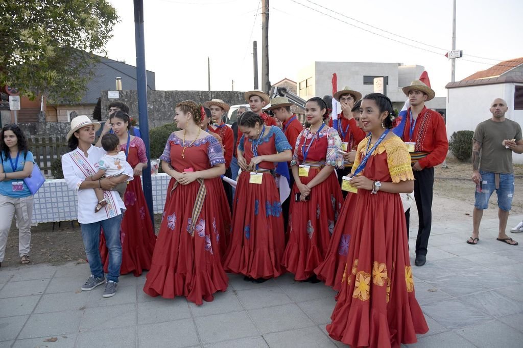 Los integrantes del grupo Paraguay Música y Danza ofrecieron todo un derroche de color y de ritmos sudamericanos en la primera actuación del Festival Folclórico Internacional, que tuvo lugar en la Alameda de San Andrés de Comesaña.
