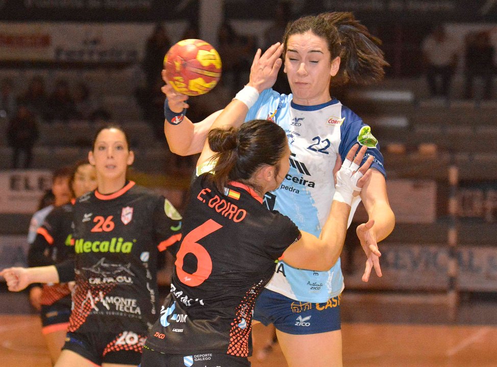 Estela Doiro trata de frenar a Natalia Martínez en un partido de rivalidad de la pasada temporada.