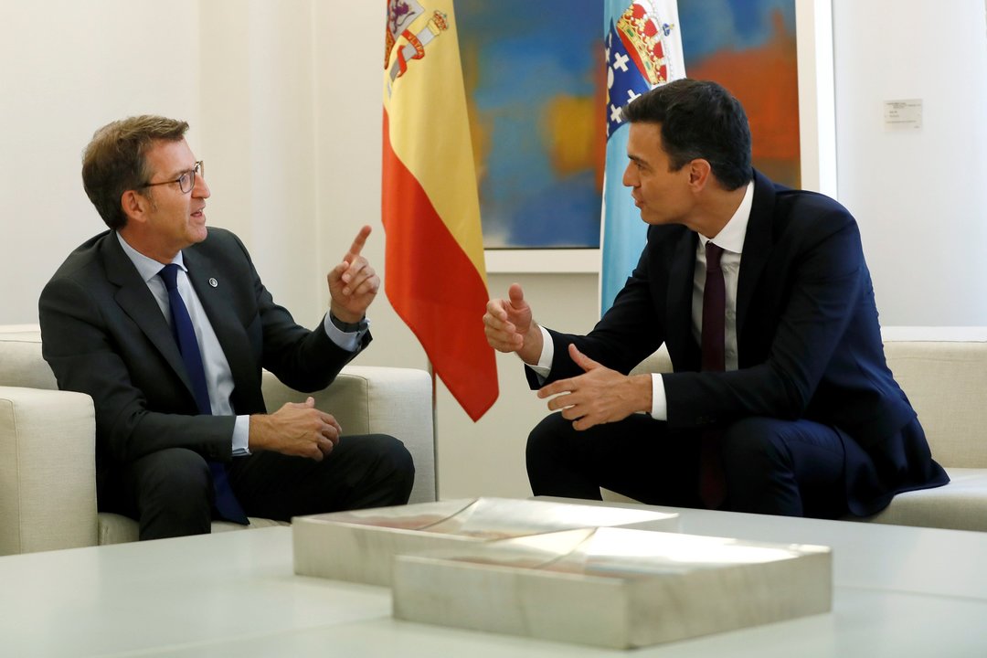 Alberto Núñez Feijóo y Pedro Sánchez, durante el encuentro que mantuvieron en el Palacio de La Moncloa.