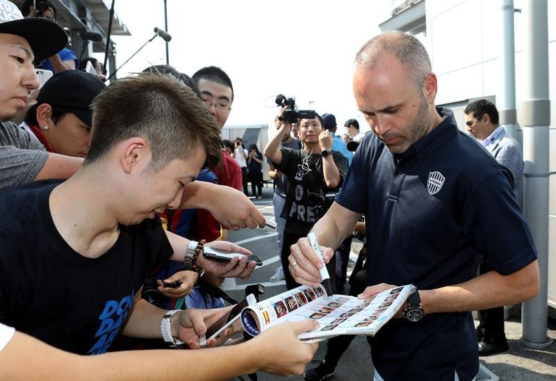 El futbolista español Andrés Iniesta firma autógrafos a su llegada al Aeropuerto Internacional de Kansai
