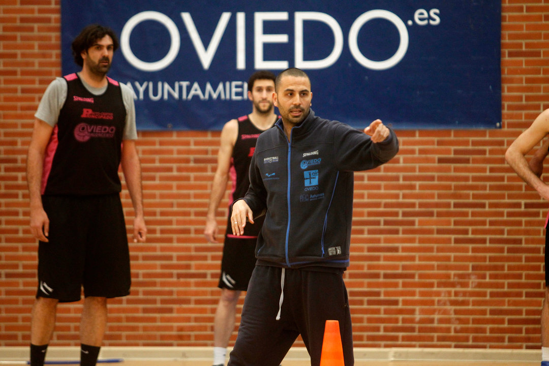 Javi Rodríguez dando órdenes en un entrenamiento del año pasado.