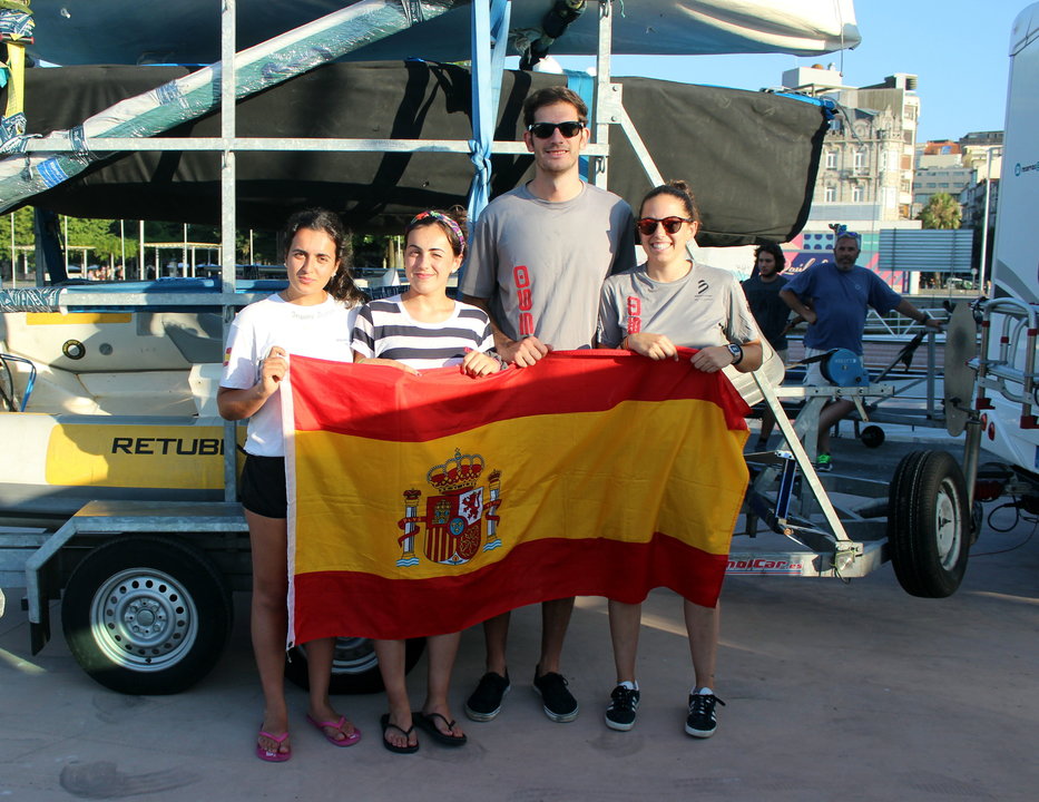 Tone Pérez, Laura Llópiz, Paula y Paloma González comenzaron ayer el viaje hacia el Campeonato del Mundo de vela en la clase Vaurien en autocaravana.