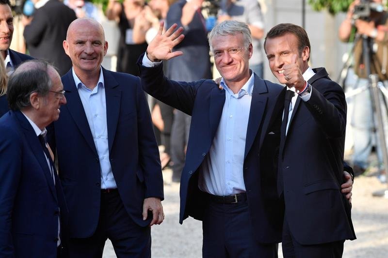 El presidente francés, Emmanuel Macron, da la bienvenida al entrenador nacional de fútbol de Francia, Didier Deschamps, en el Palacio del Elíseo