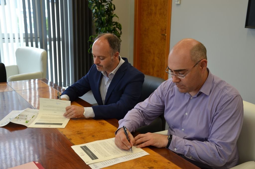 David Regades y Cándido Cancelo firmaron los contratos.