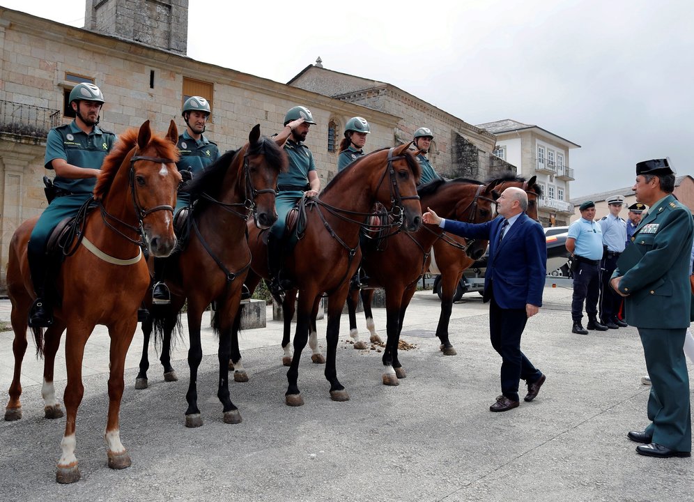 Losada saluda a efectivos de caballería de la Guardia Civil, durante el acto en Sarria.