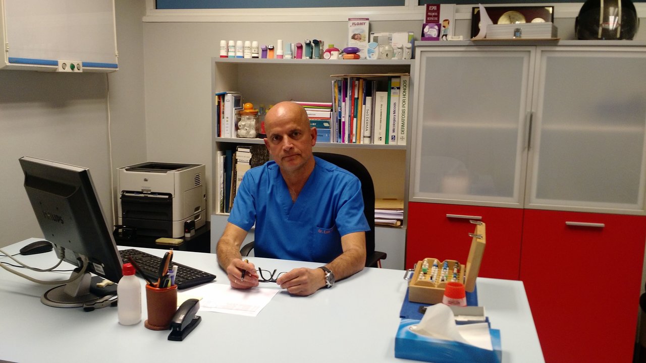 Luis Arenas en su consulta del Hospital Meixoeiro.