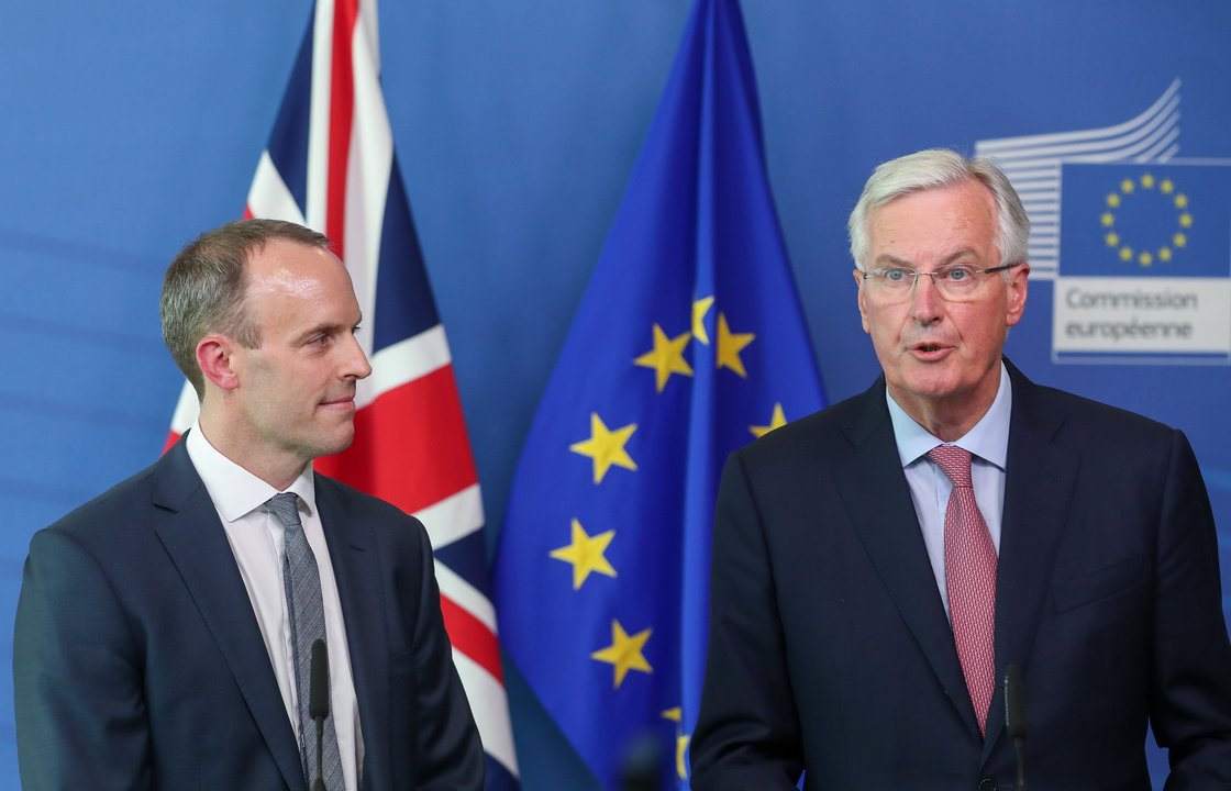 El nuevo ministro británico para el brexit, ayer junto al negociador jefe de la Unión Europea.