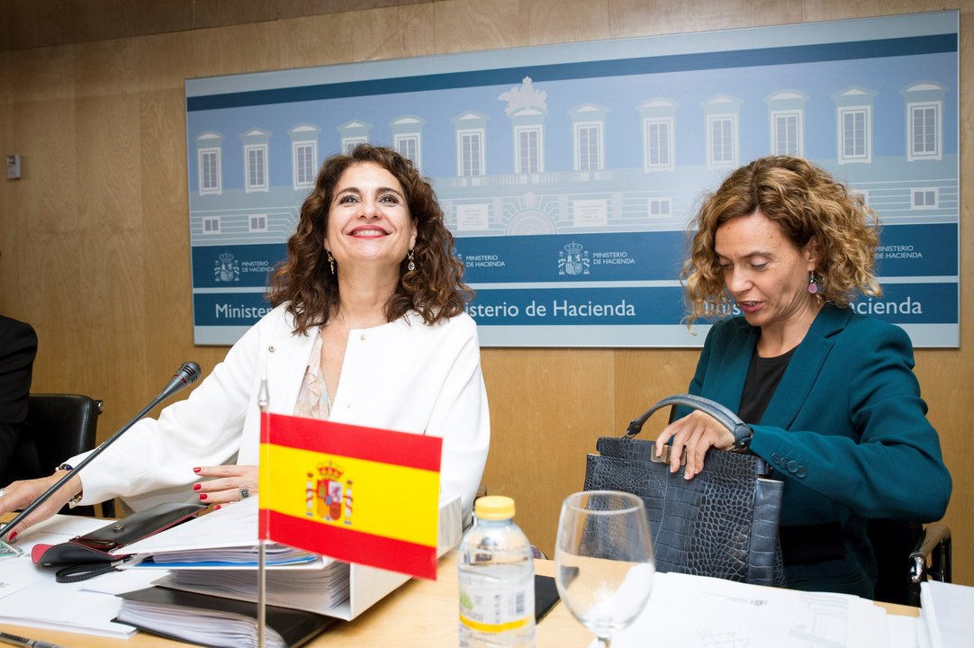 Montero y Batet, durante el encuentro con las autonomías en la sede del Ministerio de Hacienda.
