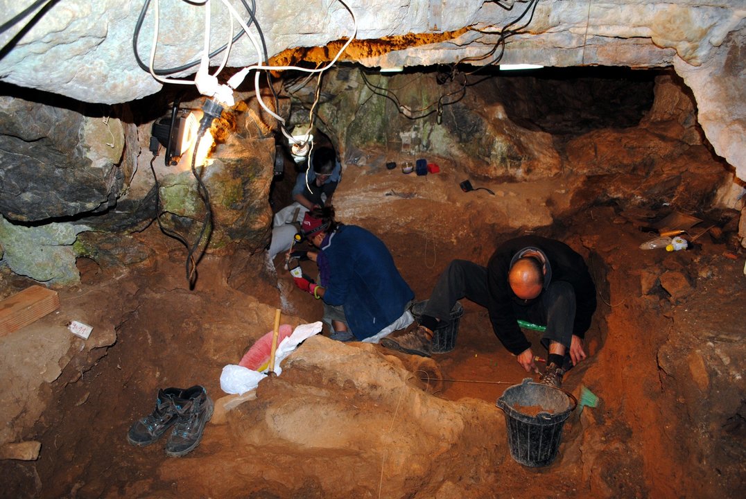 Excavaciones llevadas a cabo en el interior de la cueva de Valdavara, en Becerreá, Lugo.