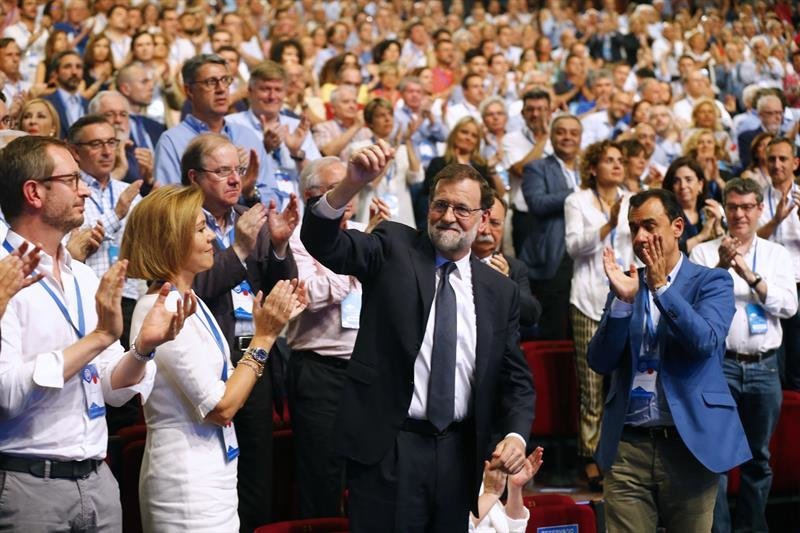 El expresidente del Gobierno Mariano Rajoy (c), junto a la exministra de Defensa María Dolores de Cospedal (2i)