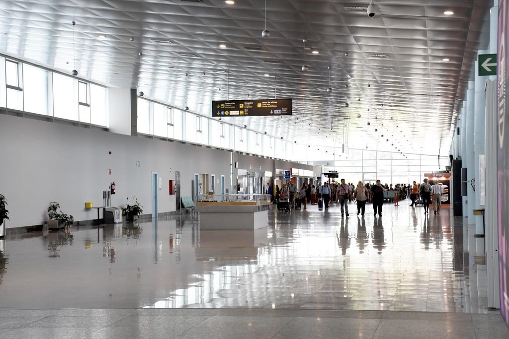 El aeropuerto vigués mantiene este verano conexión con 9 ciudades españolas y 7 extranjeras.