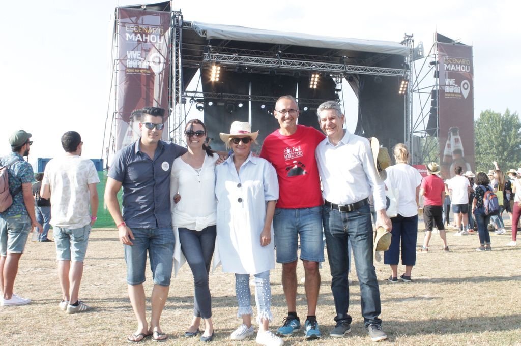 Carmela Silva estuvo ayer en la apertura del festival con el alcalde y Santos Héctor.