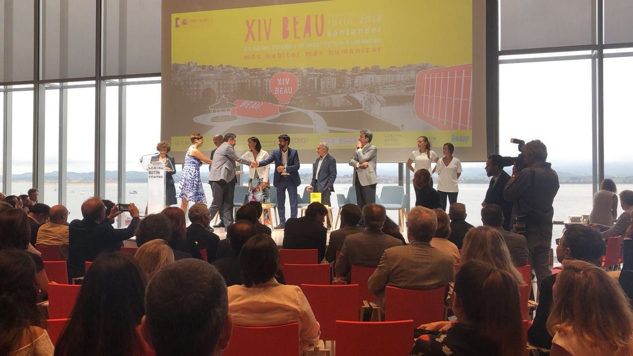 Los arquitectos Luciano Alfaya y Patricia Muñíz recogiendo el premio de la Bienal.