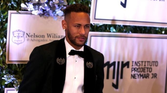Neymar posa en la fiesta en la que rompió su silencio.
