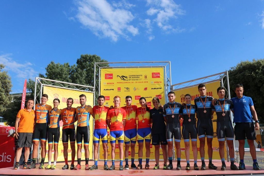 Los equipos de relevos de Valencia, Cataluña y Galicia (d), en el podio.