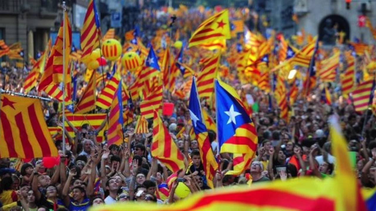 Manifestación en Cataluña a favor de la independencia, con banderas esteladas.