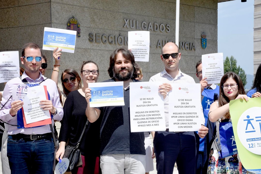 Abogados de Vigo se concentraron el pasado 12 de julio frente a las puertas de los juzgados en el día de la justicia gratuita.
