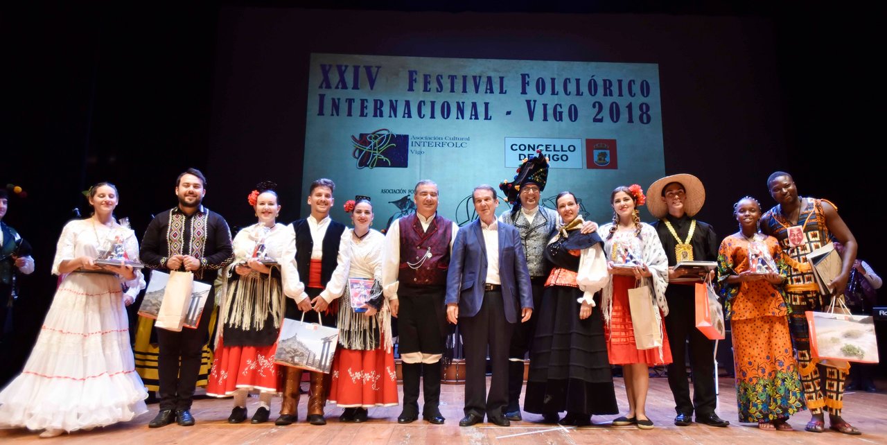 El teatro García Barbón acogió la gala de despedida del Festival Folklórico.
