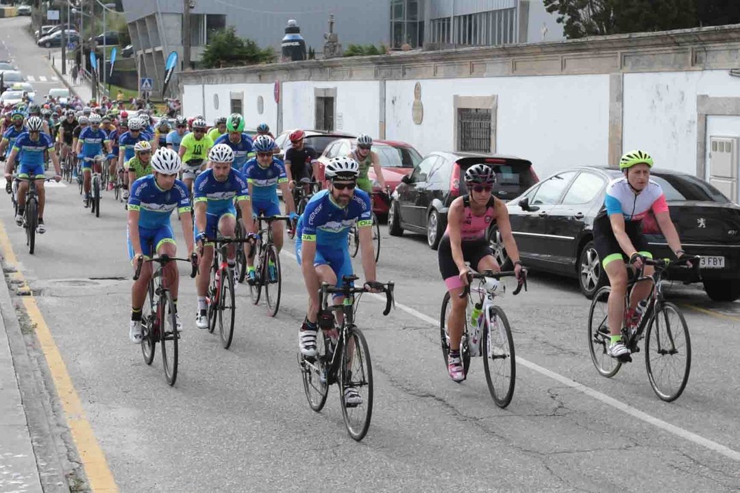 Cerca de doscientos ciclistas participaron en la décima edición de la Subida A Groba.
