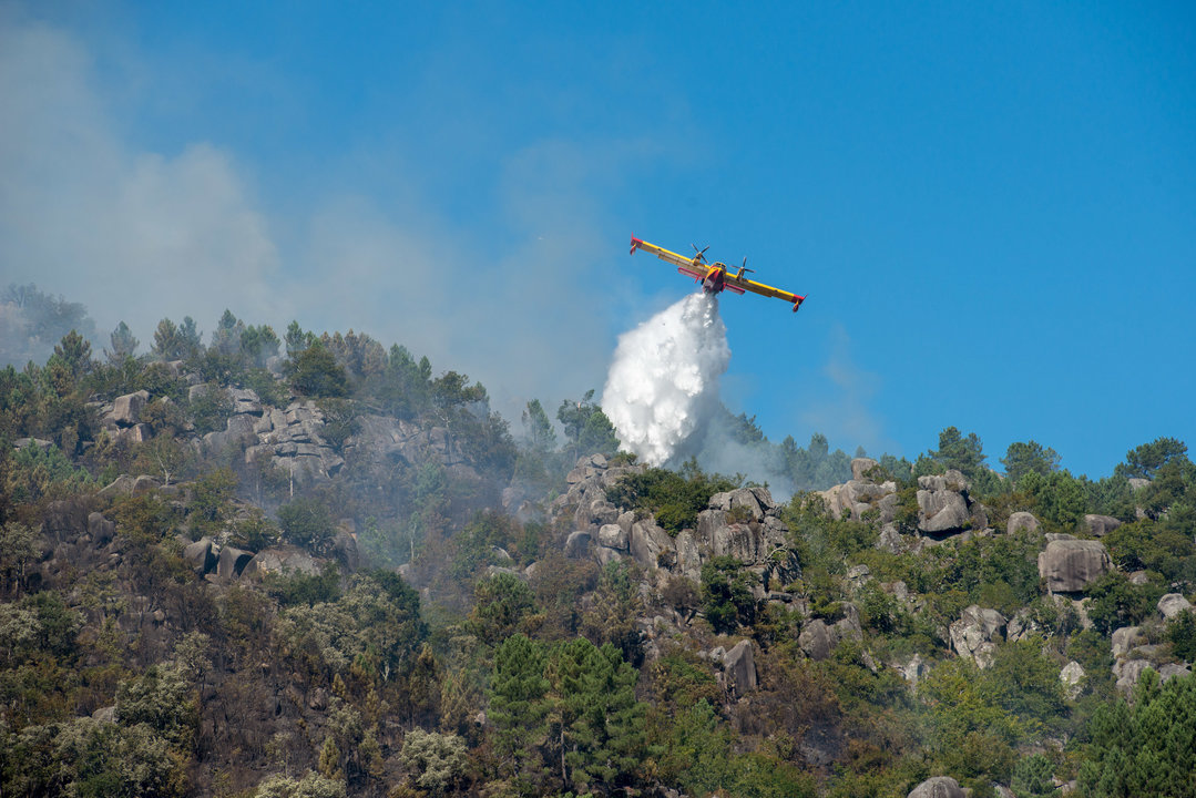 Un hidroavión trabaja en uno de los incendios registrados en octubre pasado en el Xurés.