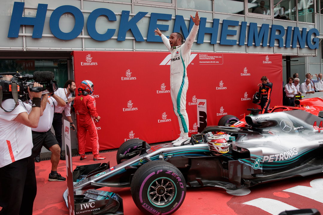 El británico Lewis Hamilton celebra sobre el Mercedes su victoria en el Gran Premio de Alemania.