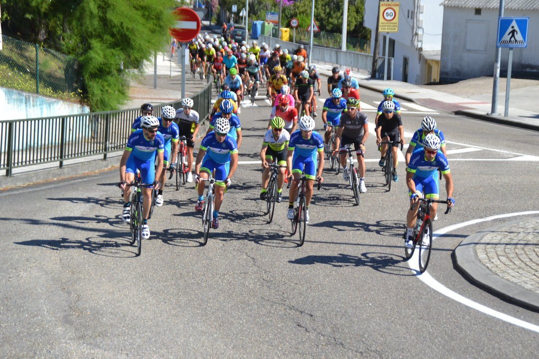Unos doscientos corredores participaron en la sexta edición de la marcha cicloturista de Oia.