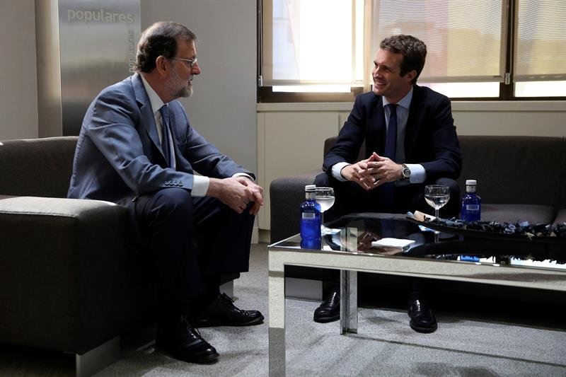 El nuevo presidente del Partido Popular, Pablo Casado, y el presidente del PP saliente, Mariano Rajoy, que han mantenido hoy su primera reunión en la sede nacional del partido tras la celebración del Congreso Nacional Extraordinario del PP