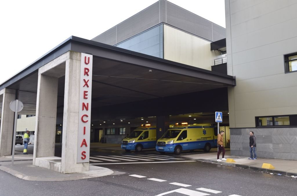 La puerta de las Urgencias del Cunqueiro está situadas en la parte alta del hospital.