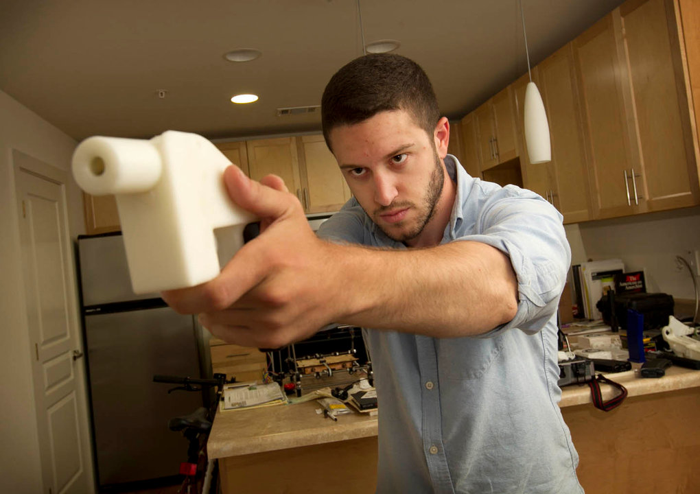 Un hombre prueba su pistola creada a través de una impresora 3D.