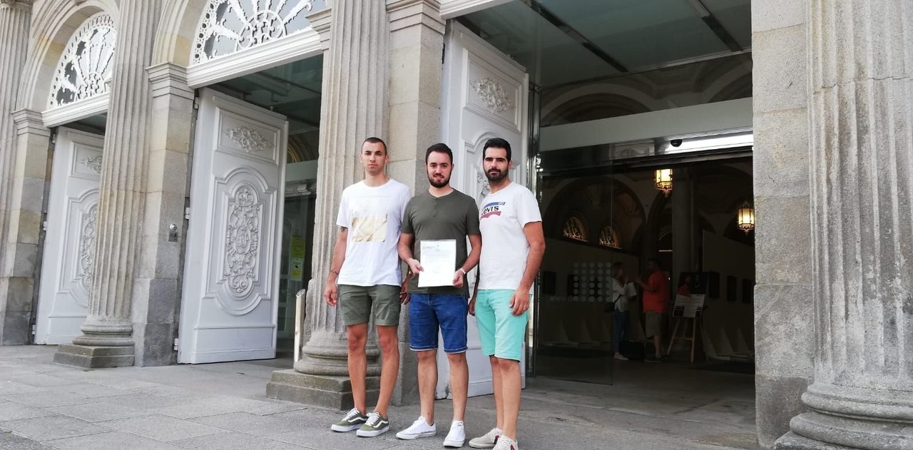 Representantes del Fútbol Club A Cañiza a la entrada del Pazo Provincial para entregar las firmas.