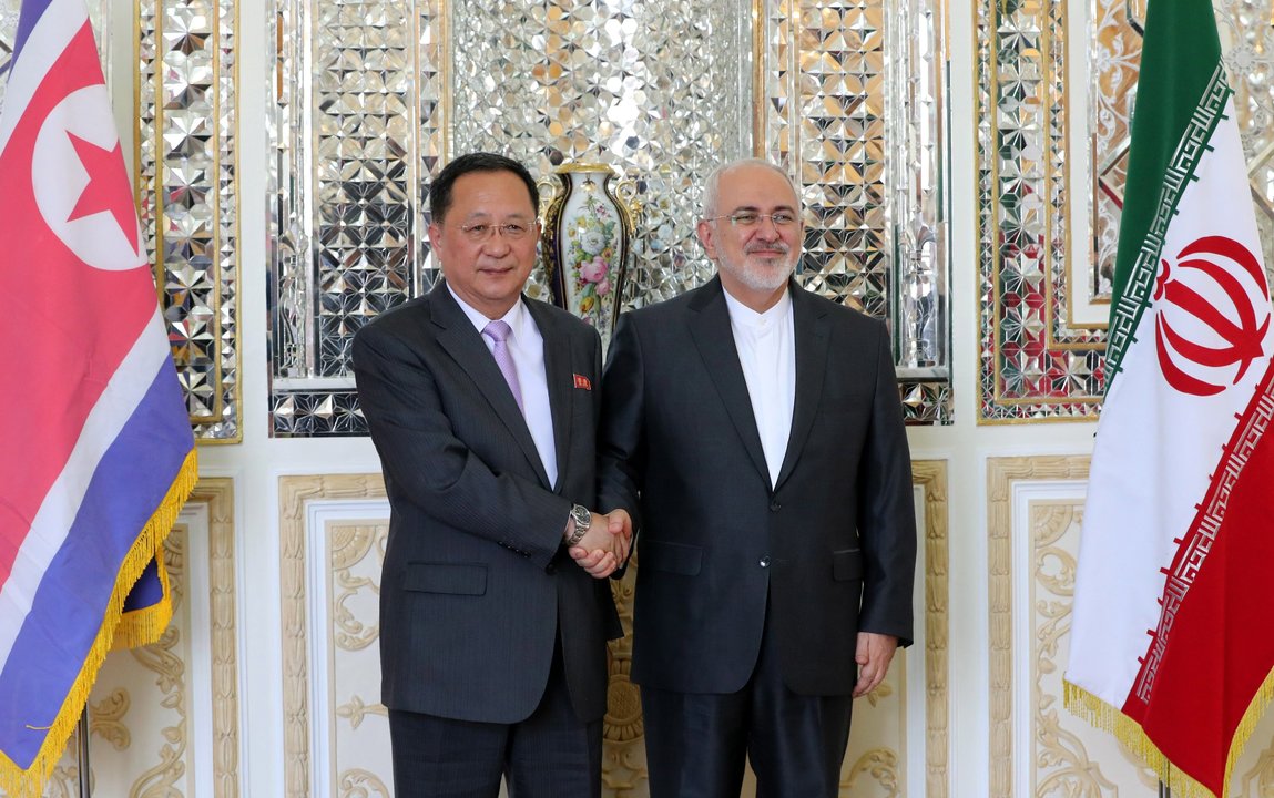 El ministro de exteriores norcoreano Ro Yong-ho con su homólogo iraní Mohamad Yavad Zari.