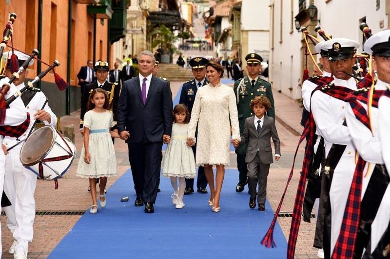 El presidente de Colombia, Iván Duque, acompañado de su esposa María Juliana Ruiz (2d), y sus hijos Eloísa (i), Luciana (c), y Matías (d)