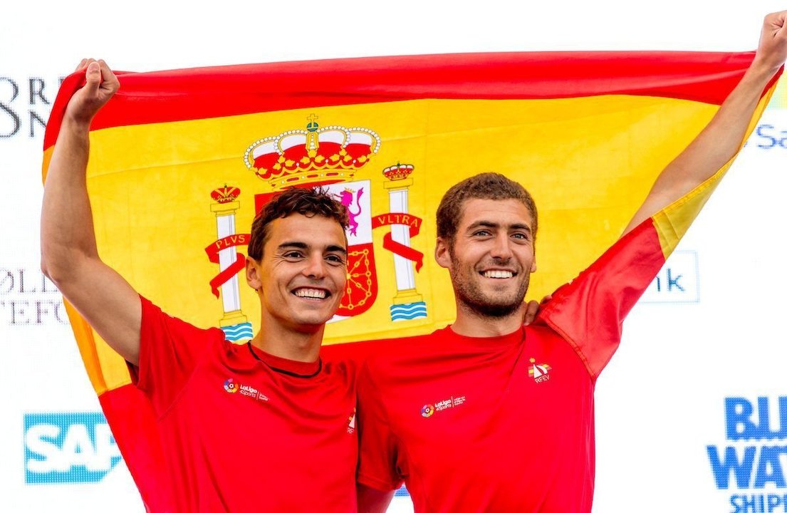 Nico Rodríguez (derecha) disfruta de la medalla y la clasificación olímpica junto a su compañero, el barcelonés Jordi Xammar.