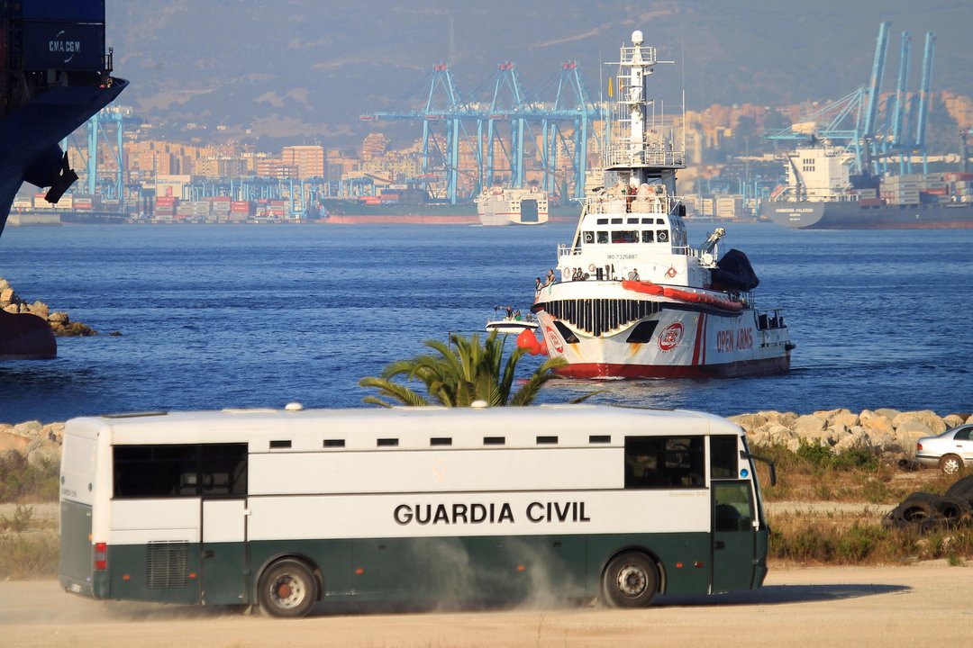 El &#34;Open Arms&#34; entra en el puerto de Algeciras, donde ya esperaba la Guardia Civil.