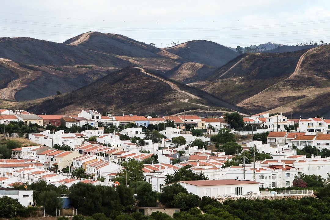 Las blancas casas de Silves, en el área de Monchique, contrastan con el negro del monte calcinado.