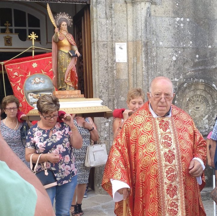 El párroco tomiñés de San Campio, hace unos días en la procesión durante las fiestas.