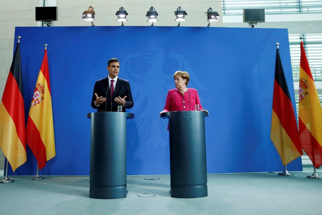 Sánchez y Merkel comparecen ante los medios en la visita del presidente español a Alemania.