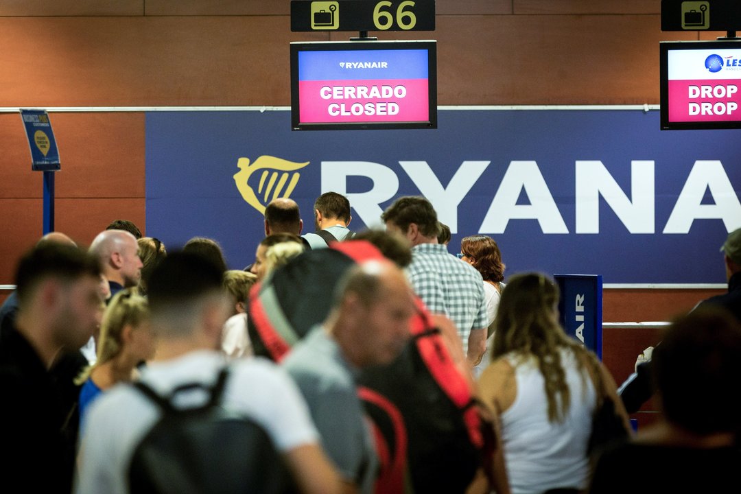 Usuarios de Ryanair, delante del mostrador de la compañía en el aeropuerto del Prat en Barcelona.