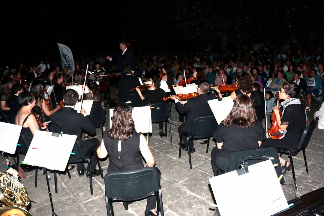 El concierto de “Los Planetas”, de Gustav Holst, interpretado por la Orquesta Clásica de Vigo, sirvió ayer como hilo musical para la contemplación de las estrellas en O Castro.