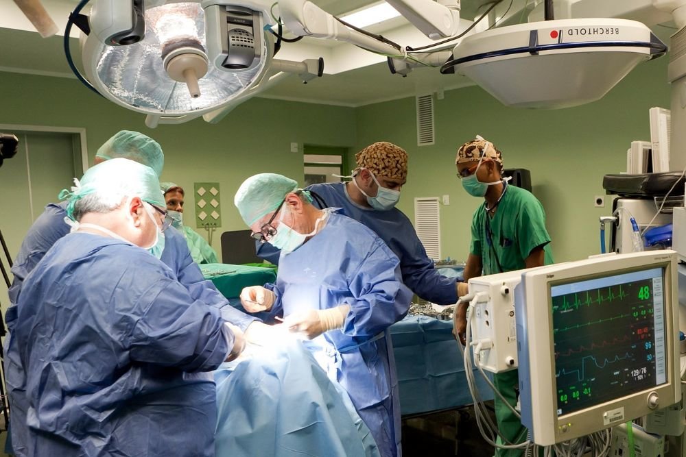 Un grupo de cirujanos, durante una intervención quirúrgica.