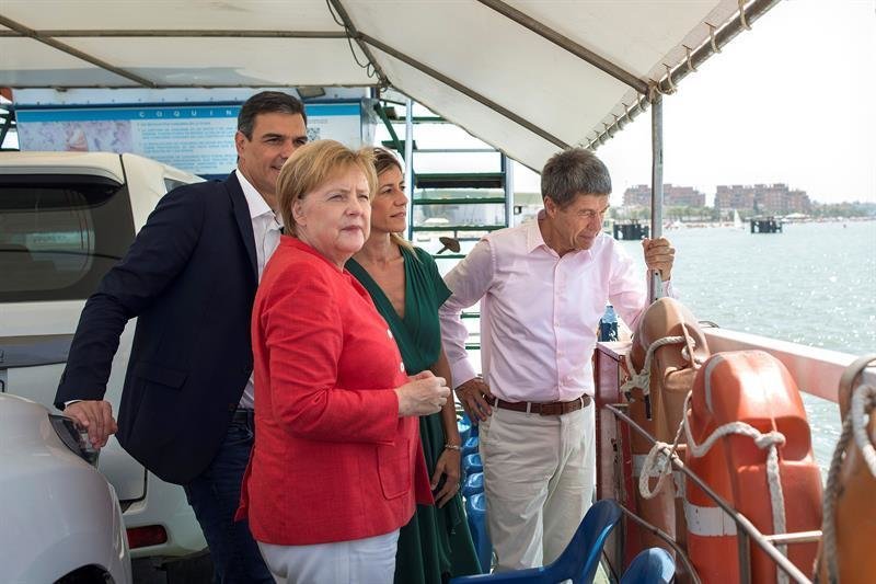 Merkel, Sánchez, y sus respectivas parejas ayer navegando por aguas gaditanas.