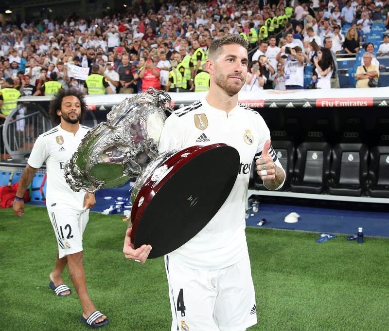 El capitán del Real Madrid Sergio Ramos con la copa tras vencer al Milan por 3-1