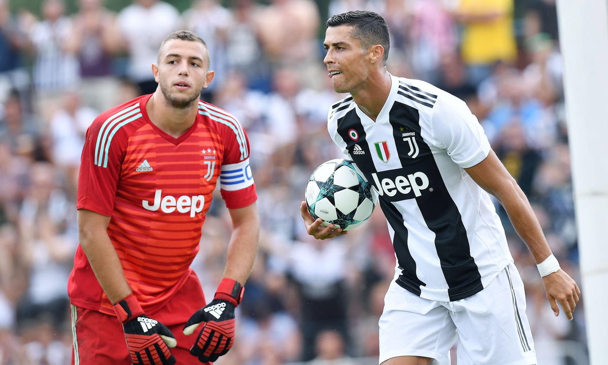 Cristiano Ronaldo recoge el balón tras marcar en el amistoso contra el filial de la Juventus.