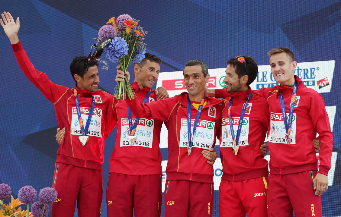 El gallego Pedro Nimo (i), con el resto del equipo español de maratón, que se hizo con la medalla de plata.