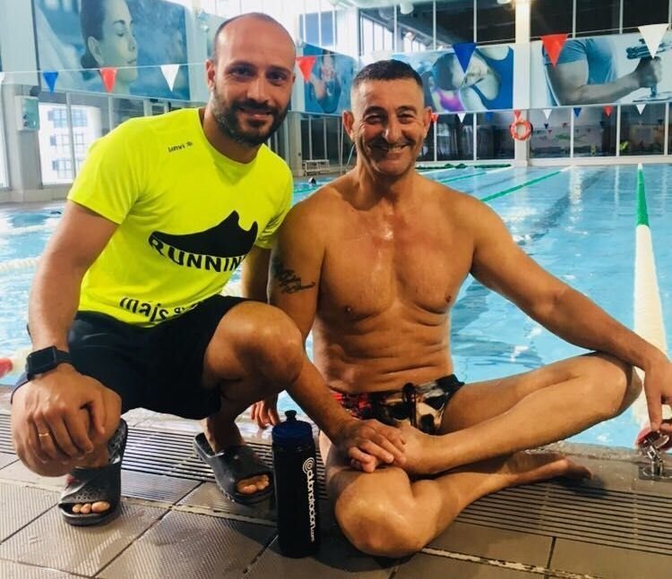El entrenador Alejandro Brea y Chano Rodríguez posan en la piscina de Máis que Auga justo antes de partir hacia Dublín para el Europeo.