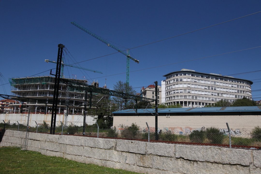 Edificio judicial A Parda (izquierda) que se construye anexo al actual (derecha).